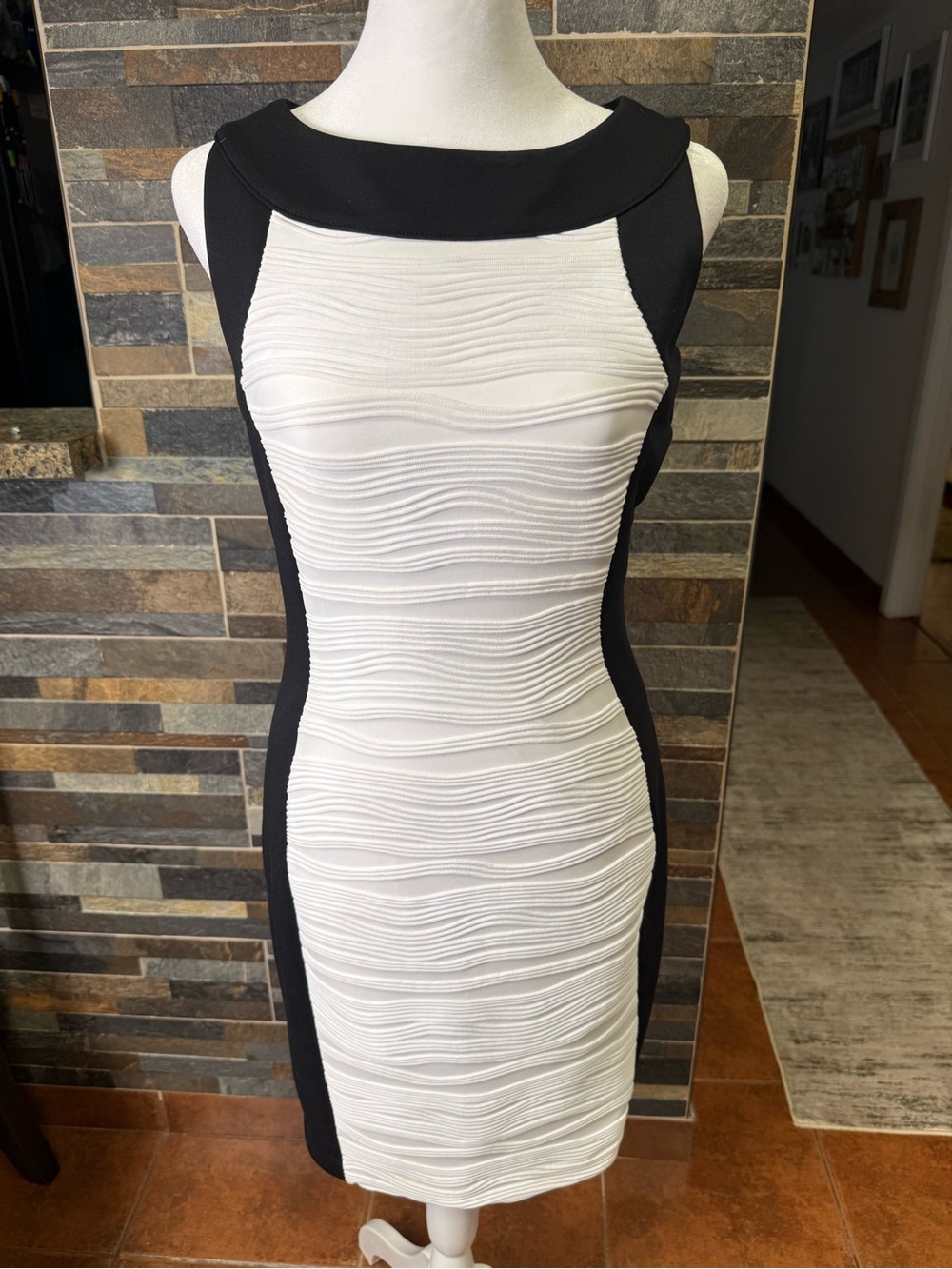 Calvin Klein Black and White Textured Sheath Midi Dress Size 2